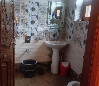 Nishat-Shalimar Hotel | Eyrie's Hut