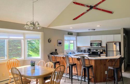 Bretton Woods House | F3 Fairway Village Condo with great mountain views, 8 minute walk from Omni Mount Washington Hotel!