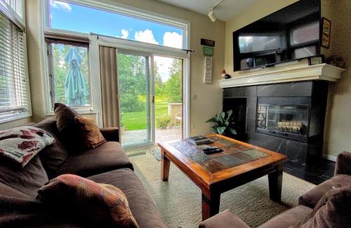 Bretton Woods House | F3 Well appointed Townhome a short walk to the Mount Washington Hotel 1 minute to ski area