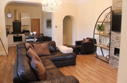 York House | Fab Townhouse Within Bar Walls, short Walk to River & City. Parking for 2 cars.