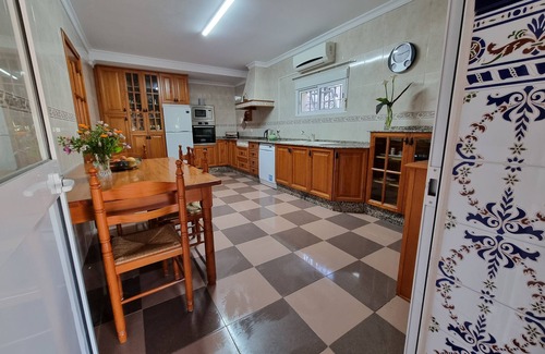 Chiclana de la Frontera Villa | Fabulous Villa Sonrisa with large private pool and air conditioning