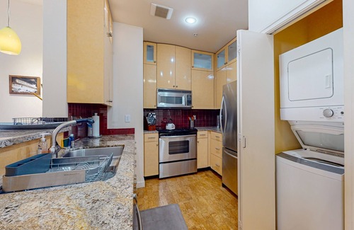 Belltown Condo | Fabulous 2 Bedroom Penthouse with Pool & Parking!