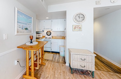 North Ocean City Apartment | Fabulous beachfront studio with incredible views, balcony, pools, gym & AC