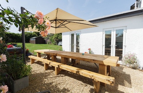 Peacehaven House | Fabulous coastal 6 bedroom 4 bathroom holiday home, parking and sunny garden