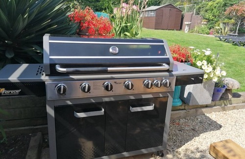 Peacehaven House | Fabulous coastal 6 bedroom 4 bathroom holiday home, parking and sunny garden