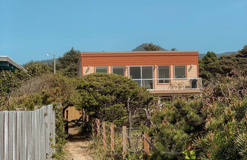 Yachats House | Fabulous Ocean Views! Miles of Sandy Beach! Dog Friendly! Shared Private Beach Access!