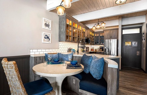 Kailua-Kona Condo | Fabulous Top Floor Penthouse with Two Bedroom Suites - Unit 413