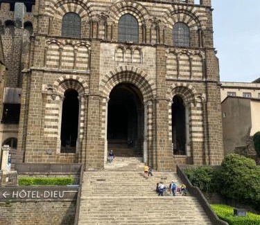 Le Puy-en-Velay Bed & Breakfast | Face à face époustouflant avec la cathédrale !