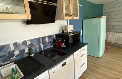 Fouesnant Apartment | FACING THE SEA, T3 refurbished overlooking the beach Cap Coz, pool, terrace