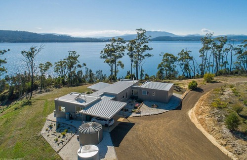 Brooks Bay House | Fair Winds , luxury Huon Valley accommodation