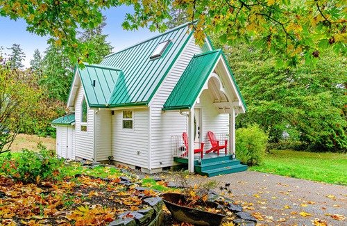 Vashon Island Cottage | Fairytale Cottage with a Lovely Meadow Setting, Patio & WiFi - Walk to KVI Beach