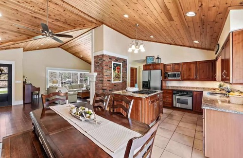 Lakeside House | FALL - 3 night weekend getaway! Large family vacation home near Cherry Beach