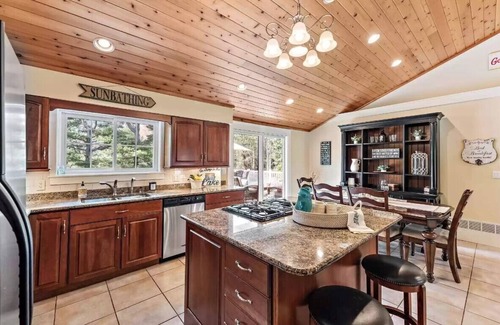 Lakeside House | FALL - 3 night weekend getaway! Large family vacation home near Cherry Beach