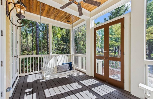 Forest District House | Fall Availability! Forest District - 2 Screened Porches! 4 Adult Bikes! Gourmet Kitchen!