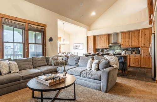 Mammoth Lakes House | Fall Available! Home with Loft Area! Panoramic Mountain Views! Shared Hot Tub!