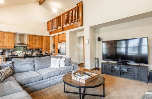 Mammoth Lakes House | Fall Available! Home with Loft Area! Panoramic Mountain Views! Shared Hot Tub!