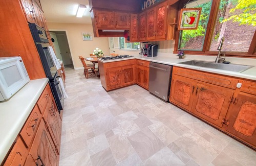 West Jefferson Cabin | Fall Colors + Cozy Cabins = Your Perfect October Retreat @ Grapevine Retreat