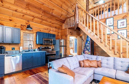 Townsend Cabin | Fall Foliage! King Bed! Arcade! Hot Tub!