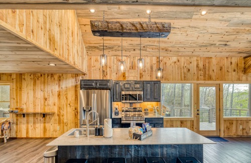 Unaka Cabin | Fall Foliage Views, Heated Pool, Outdoor Kitchen & Fireside Mountain Nights