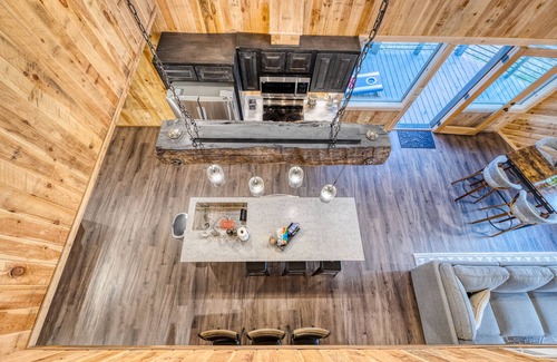 Unaka Cabin | Fall Foliage Views, Heated Pool, Outdoor Kitchen & Fireside Mountain Nights