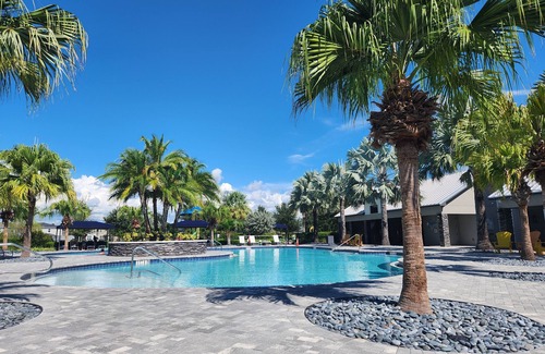 Parrish Villa | FALL GETAWAY New 3-Bedroom Villa Pet Friendly Laundry AC, Lanai, Grill, 3 Pools!