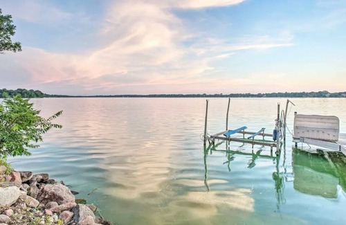 New Prague Cabin | Fall is absolutely beautiful on Cedar Lake!! Best time of year. Save Weekdays!