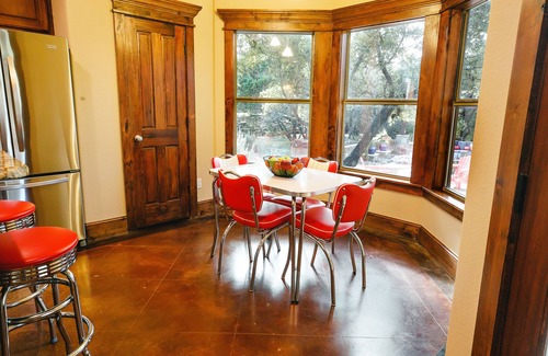 Austin House | Fall Is here, come enjoy the TX Hill County and wineries at its best!