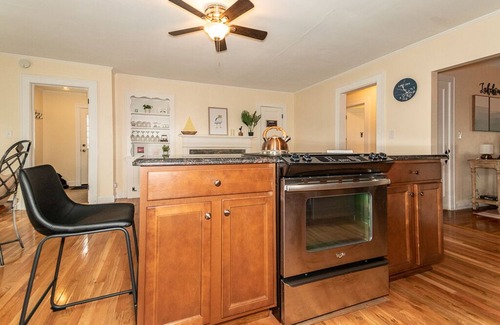 Ashtabula House | Fall Lake Getaway w/Bicycles & Walkable Neighborhood~ SPIRE/Wineries/BULA