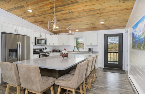 Anaconda Cabin | Fall Mountain Views, Fire Pit, Hunters Welcome!