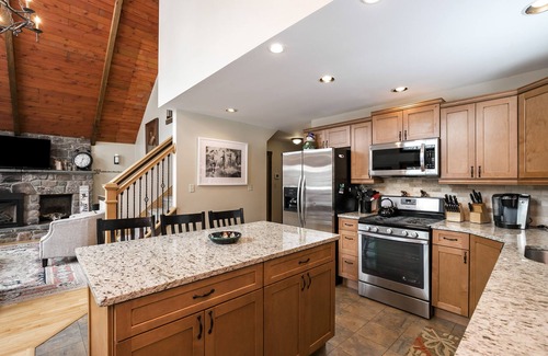 Lake Harmony Estates House | Fall rates updated! 7 bedrms, 2 king Beds, firepit, game rm, hot tub!