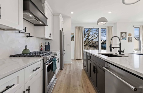 Hurwood Heights House | Fall rooftop decks, hot tubs, game zones near Broadway and Geodis Park