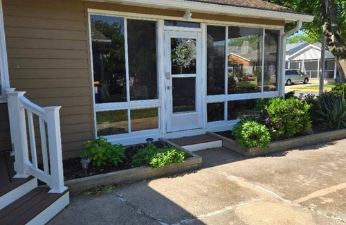 Country Club Estates House | Fall Sale! Big Porch, Short Walk to Beach & Boardwalk, Sleeps 10, Lots to Offer!