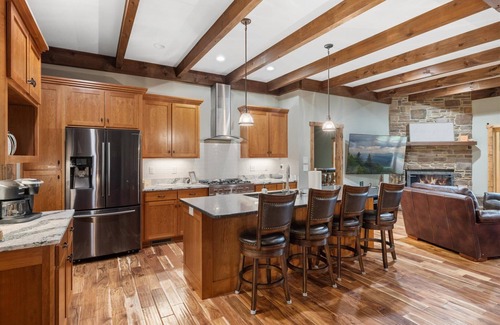 Gatlinburg - Pigeon Forge Cabin | Fall Special! 3290 sq. ft. Cabin with 2 Master Suites, Hot tub, Fireplace, Etc.