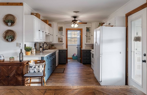 Granbury Cottage | Fall Special!~Lake Home w Swing at Dock. Stocked kitchen, KING Bed, Photo Opp