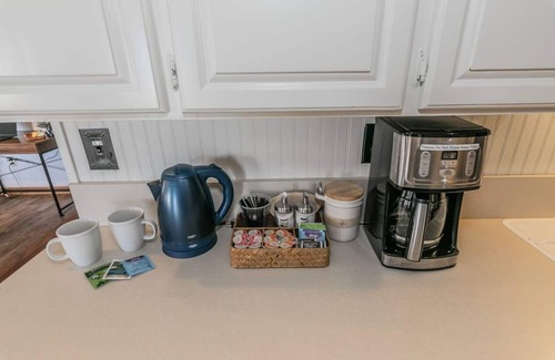 Granbury Cottage | Fall Special!~Lake Home w Swing at Dock. Stocked kitchen, KING Bed, Photo Opp