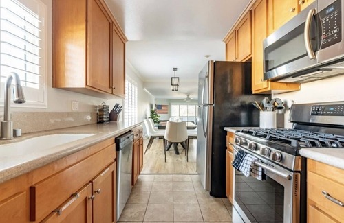 South Redondo House | Fall Special! Stunning Modern Luxury Condo - Gym, Pool, Steps to Hermosa