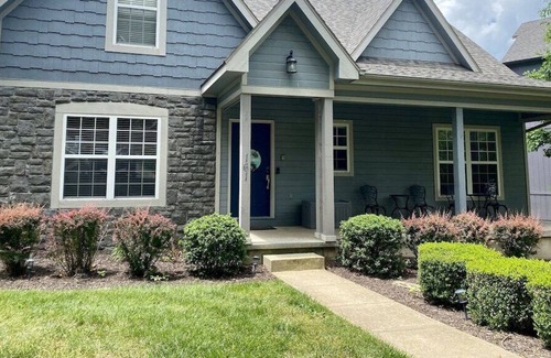 Hollister Cottage | FALL SPECIALS 🍁🎄 Cottage 🏡Private Hot Tub, 💦2 POOLS, Grill & 2 masters down