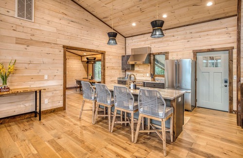 Mineral Bluff Cabin | Fall Views, Holiday Magic, Heated Pool, Outdoor Kitchen, Hot Tub, & 5 kings!