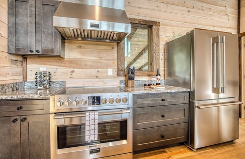 Mineral Bluff Cabin | Fall Views, Holiday Magic, Heated Pool, Outdoor Kitchen, Hot Tub, & 5 kings!