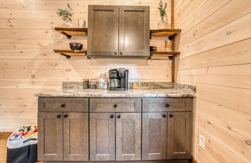 Mineral Bluff Cabin | Fall Views, Holiday Magic, Heated Pool, Outdoor Kitchen, Hot Tub, & 5 kings!