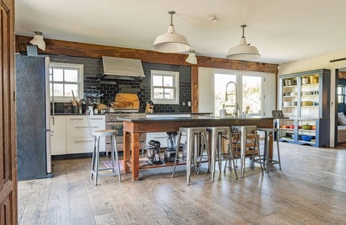 Stuyvesant House | Falls Road - Stunning Views in a Restored Barn