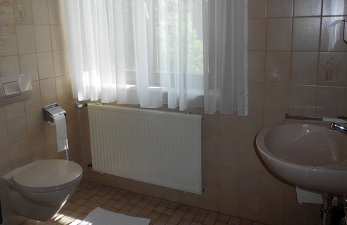 Obersimonswald Apartment | Familienzimmer mit Dusche und WC