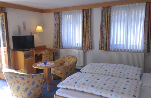 Obersimonswald Apartment | Familienzimmer mit Dusche und WC
