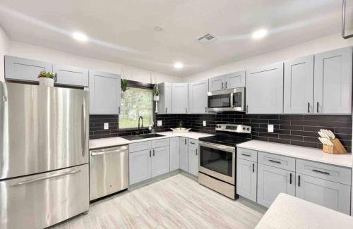 Dover Shores West House | Family 3br Orlando Retreat Kitchen & Wi-fi