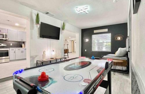 Dover Shores West House | Family 3br Orlando Retreat Kitchen & Wi-fi