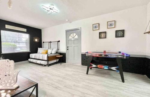 Dover Shores West House | Family 3br Orlando Retreat Kitchen & Wi-fi