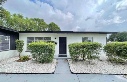 Dover Shores West House | Family 3br Orlando Retreat Kitchen & Wi-fi