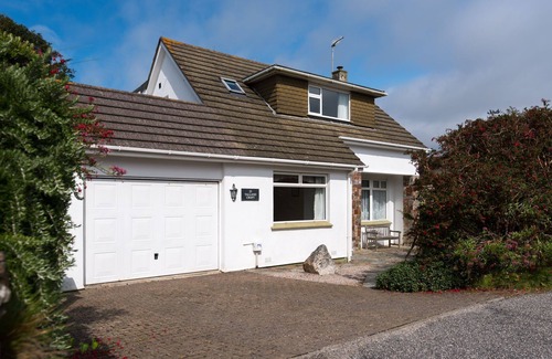 Crantock Cottage | Family and pet friendly home sleeping up to 10, located within walking distance of the beach