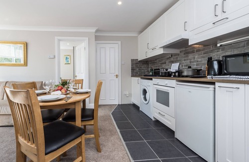 Brondesbury Park Apartment | Family apt,sleeps up to 6 people,parking on street,12 minutes by tube to Centre!
