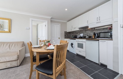 Brondesbury Park Apartment | Family apt,sleeps up to 6 people,parking on street,12 minutes by tube to Centre!
